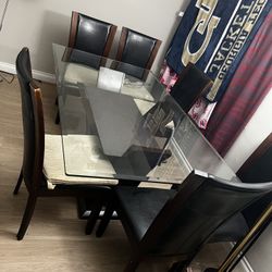 6 person glass dining table in great condition