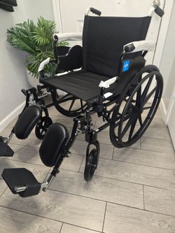Medline 4K Lightweight Wheelchair With Swing-Back and removable, Desk-Length Arms, Elevating Leg rests, silla de ruedas