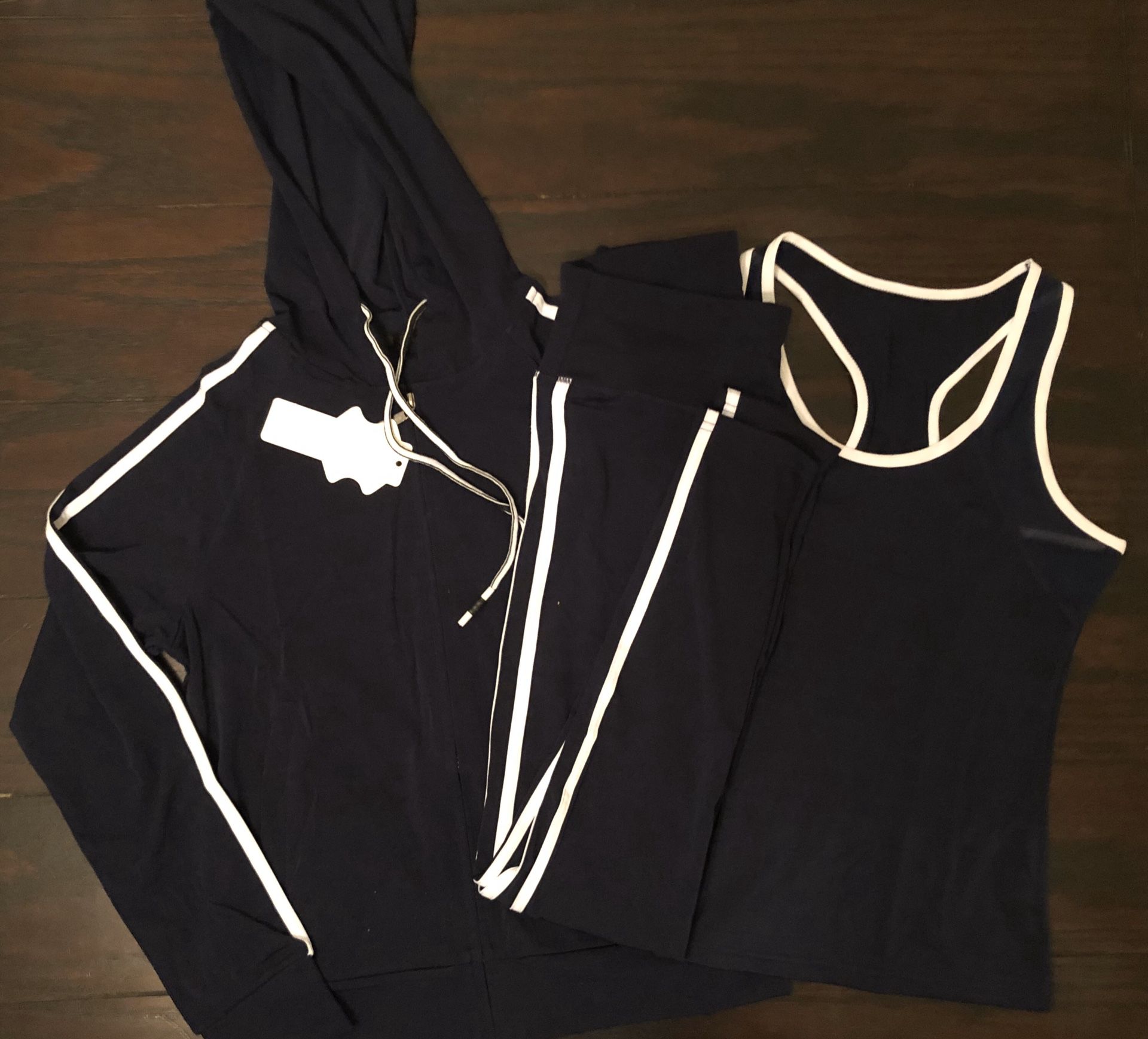 3 piece set hoodie leggings and top new. Conjunto de sudadera Mallon y blusa, nuevos