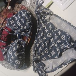 AUTHENTIC DESIGNER BATHING SUIT SZ XSM SM. IN GREAT CONDITION 30 FINAL PRICE