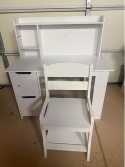 Kids desk with hutch and chair