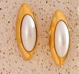 Vintage gold pearl earrings
