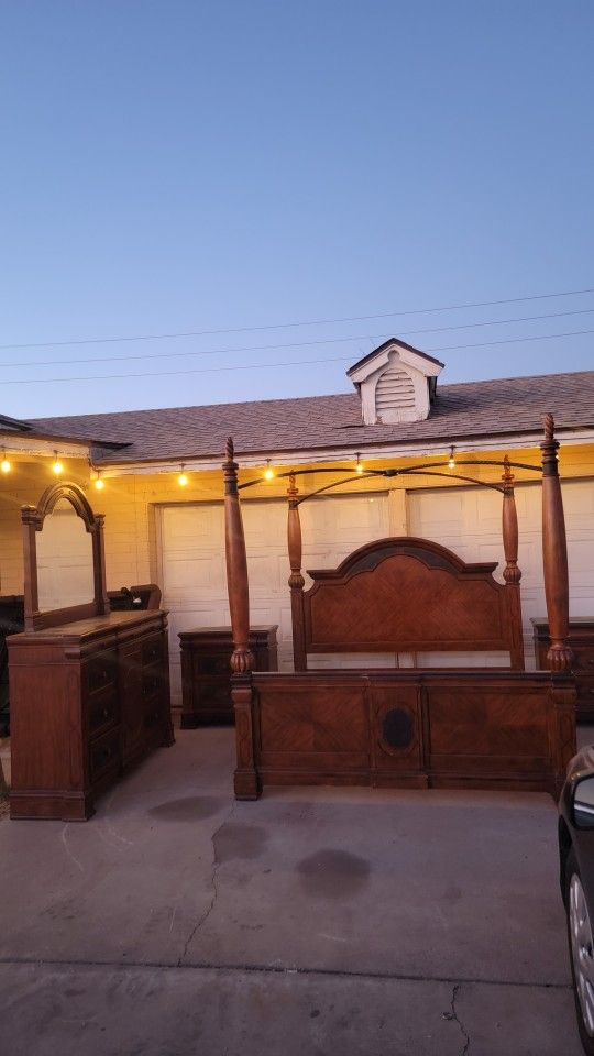 BEAUTIFUL KING SIZE BEDROOM SET FOR SALE, IN GREAT CONDITION!!