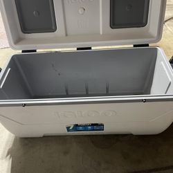Ice Chest: Igloo, Extra Large Capacity