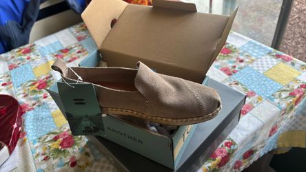 New Toms Shoes Size 7