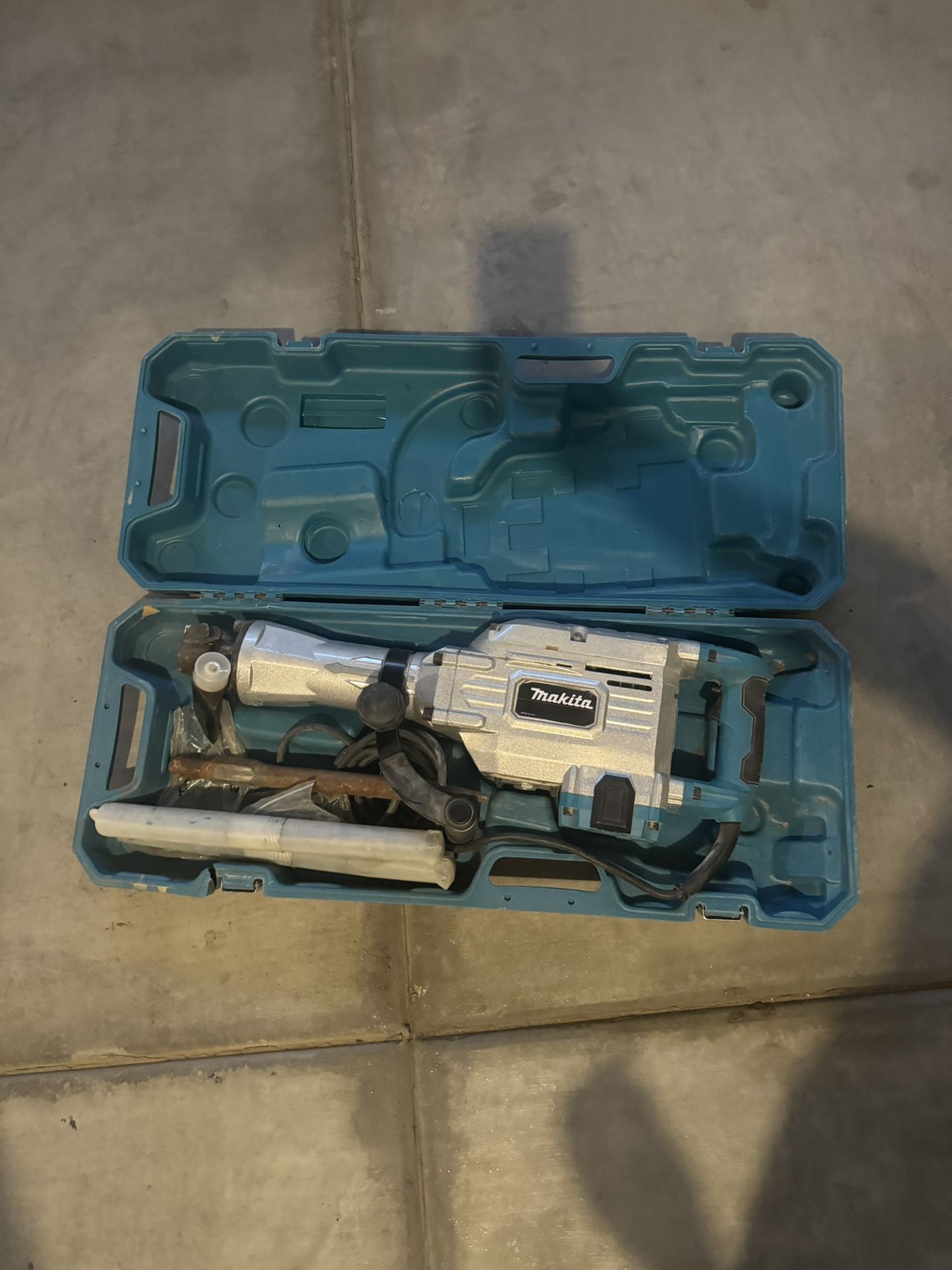 Makita 14amp hex corded demolition hammer