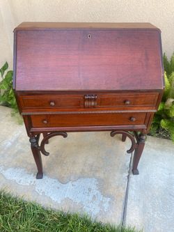 Selling a vintage short Secratery desk, still in good solid condition, has two drawer