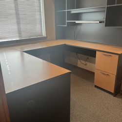 U-Shape Desk With Locks