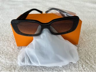 LV Script Low Rectangle Women’s Sunglasses(black)