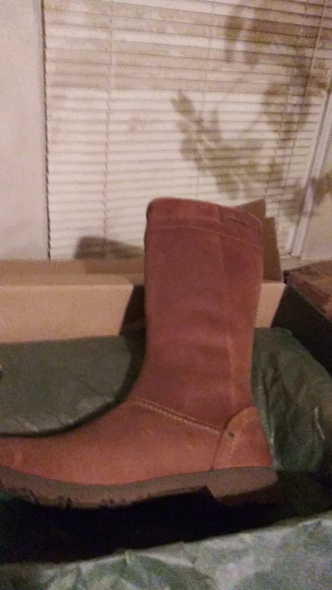 Brand new. Size 7 womens boots brown