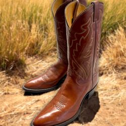 JUSTIN STYLE BROWN BOOTS.