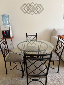 Dining table and 4 Chairs