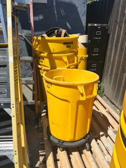 Brute 32 Gallon Yellow Trash Can with Dolly
