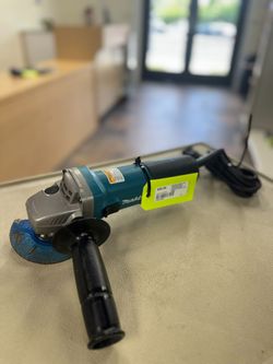 MAKITA 9557NB 4-1/2 IN. 7.5 AMP CORDED ANGLE GRINDER USED