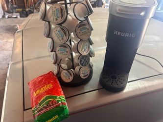 keurig coffee maker and cups