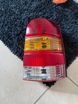 Foco trasero de Ford scape 2002-2005 y falso de motor de ford scape 2002