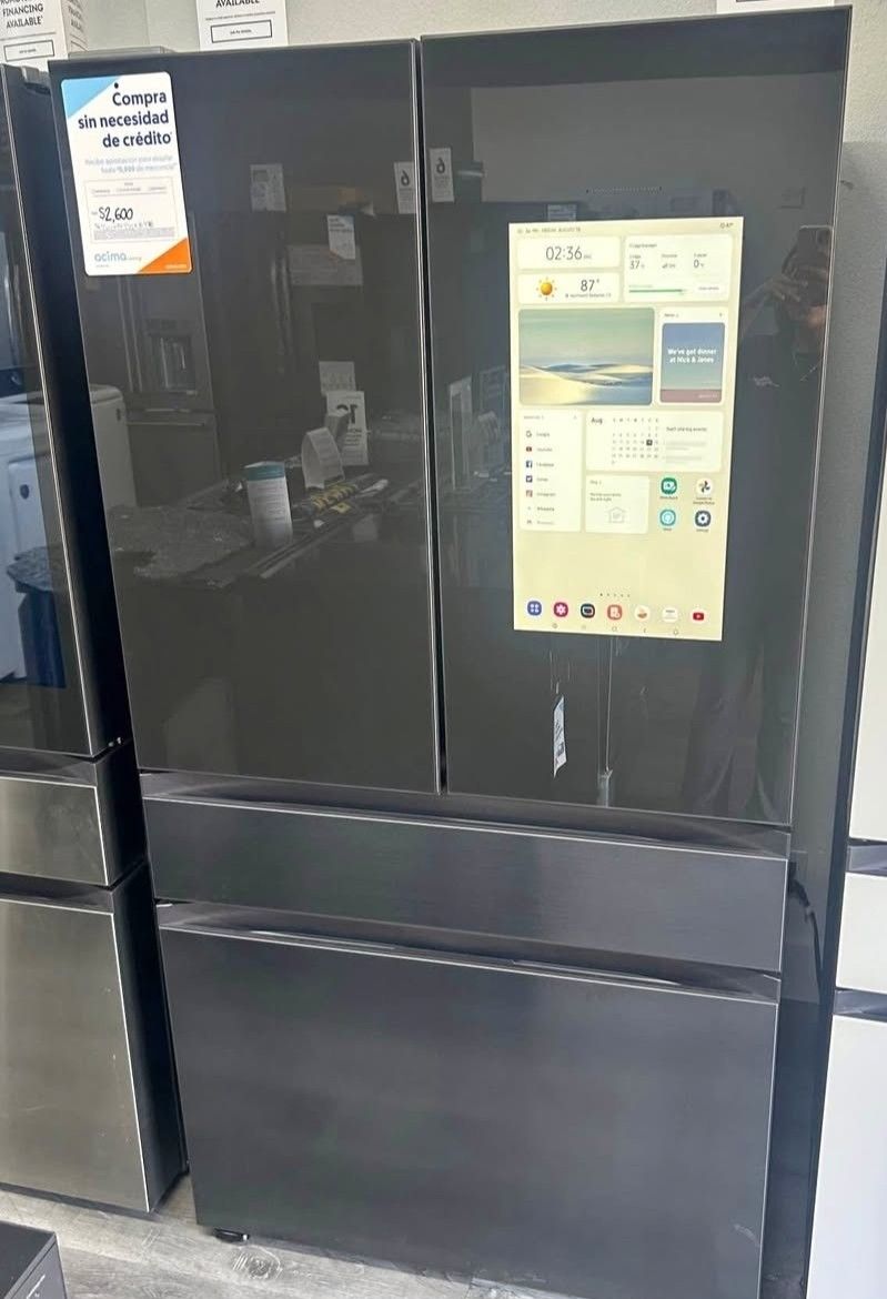 New Bespoke Four-door Refrigerator Samsung Family Hub Screen