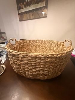 Nice basket on sale!!! Size large