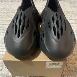 Adidas Yeezy Foam RNR runner Onyx Size 9
