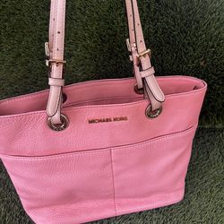 ✨ Michael Kors original rosa – como nueva, súper elegante 💕$30!!