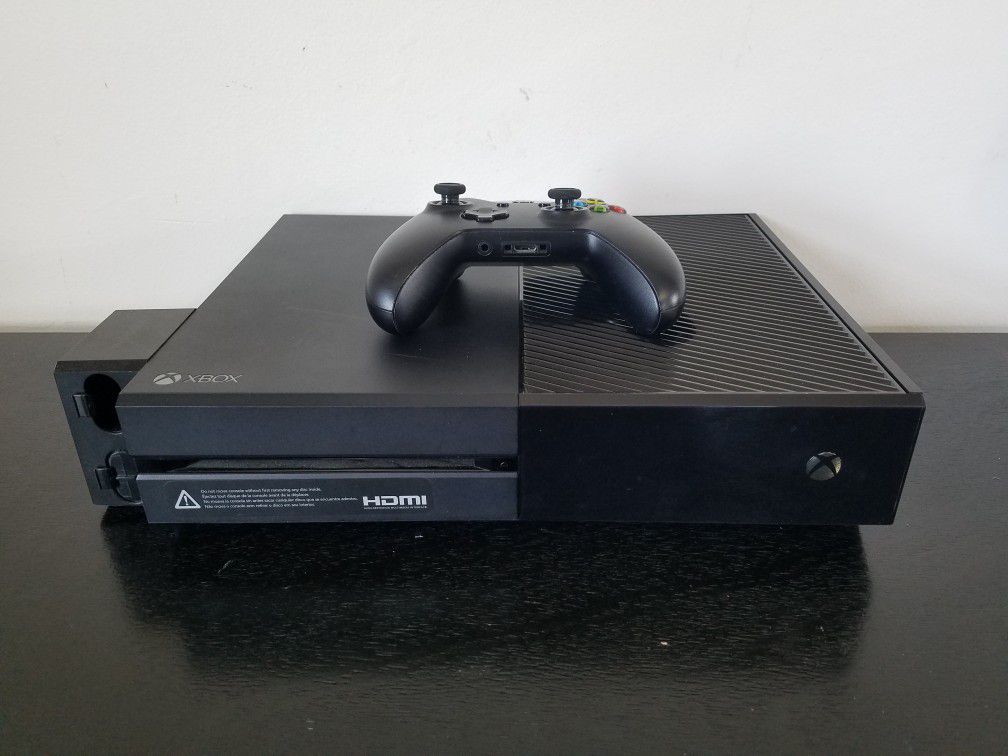 Xbox 1 with charger and game