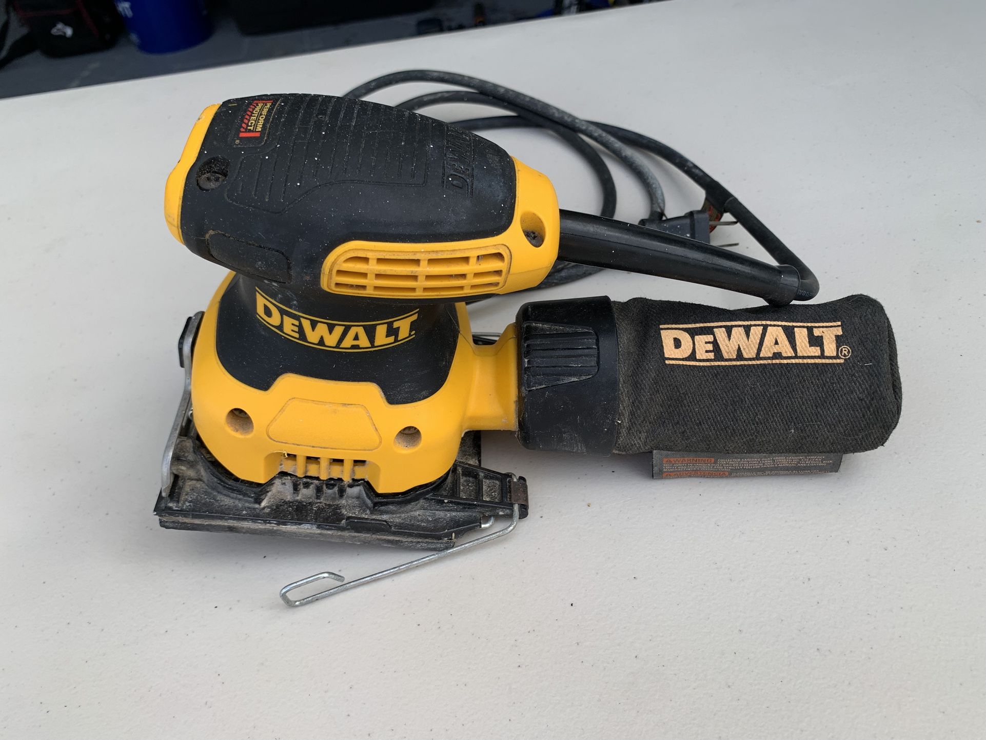 DeWalt Corded 2.3 amps 1/4 Sheet Palm Sander with dust bag