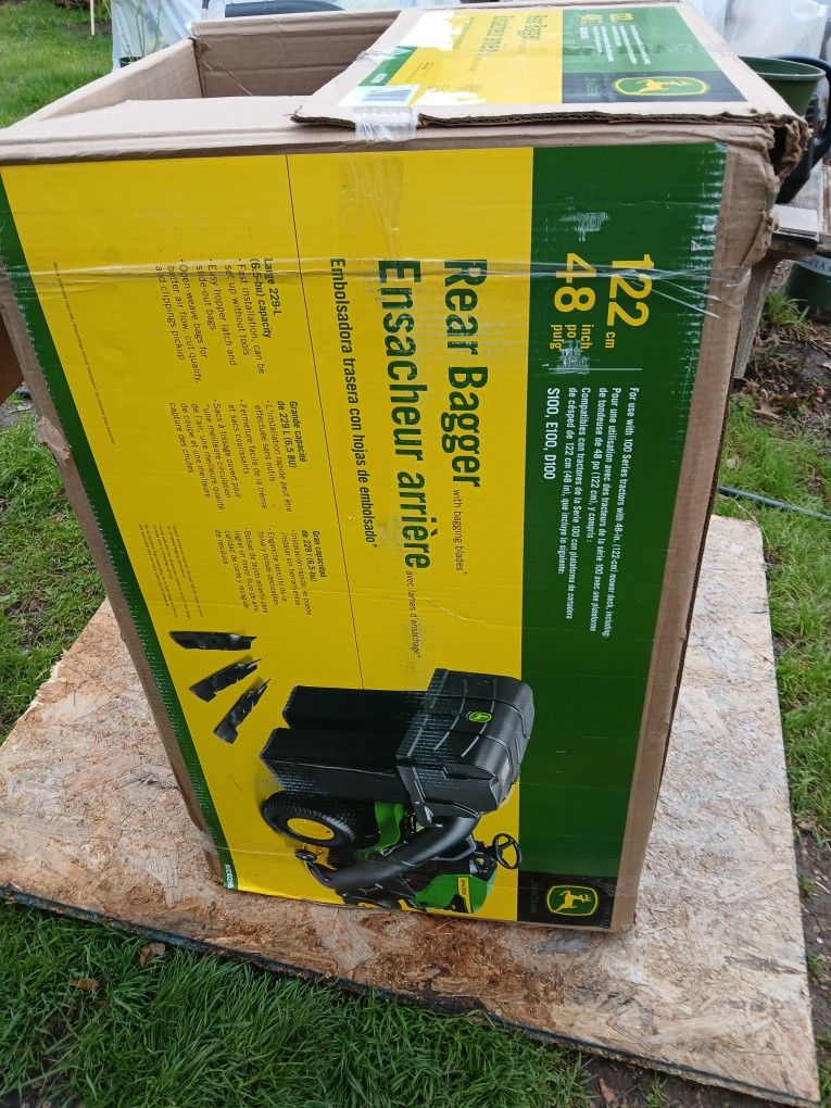 John Deere 48" Rear Bagger For 100 Series Tractors. model BUC10286