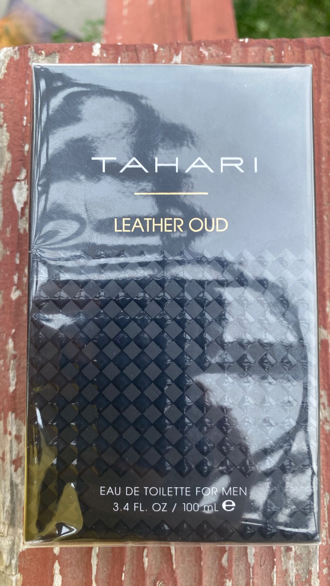 TAHARI LEATHER OUD