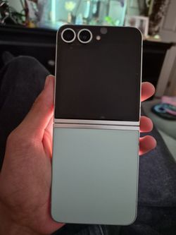 Samsung Galaxy Z Flip 6 (Unlocked)