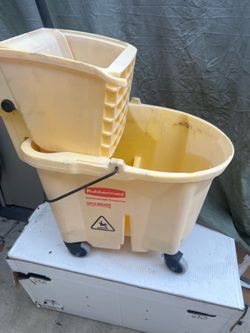 Rubbermaid mop bucket