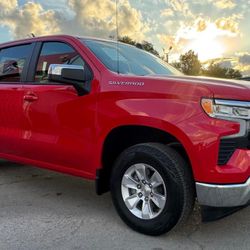 2025 red Chevy Silverado Lt  27,000 millas  5,000  down payment w.a.c