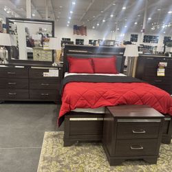 6 PIECE QUEEN BEDROOM SET. Includes: 3Pc Bed frame, Nightstand, Dresser & Mirror 