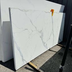 QUARTZ STONE SLABS JUMBO IN CALACATTA MARBLE 📏Each slabs cover 55.1 sq.ft, Thickness 3 cm 🔥Price $799 per Slab🔥 