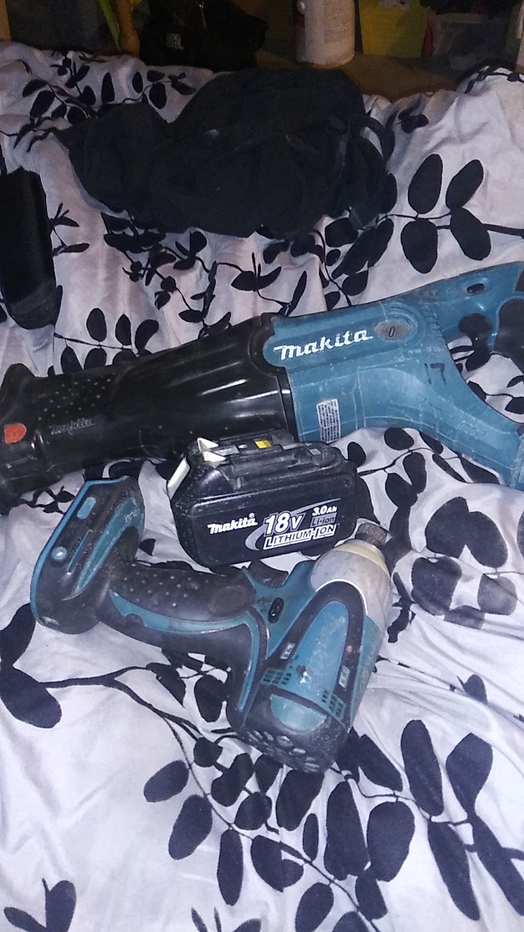 SAW SAW CORDLESS,BATTERY 3.O AH,& IMPACT DRILL