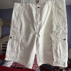 NEW 34 White Levy’s Cargo Short Men’s  SALE Only $30. 🍀
