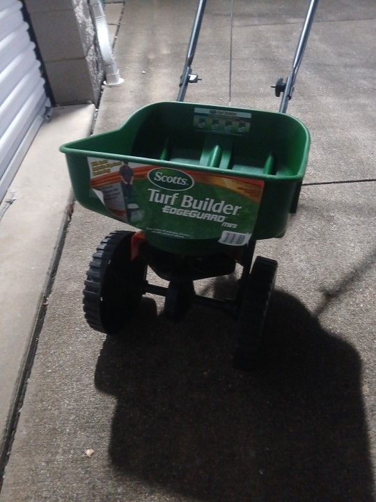 Scott's Turf Builder Edge Guard Mini Spreader.