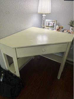 Corner desk