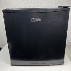 Midea Mini Fridge WHS-65LB1 1.6 cubic feet refrigerator