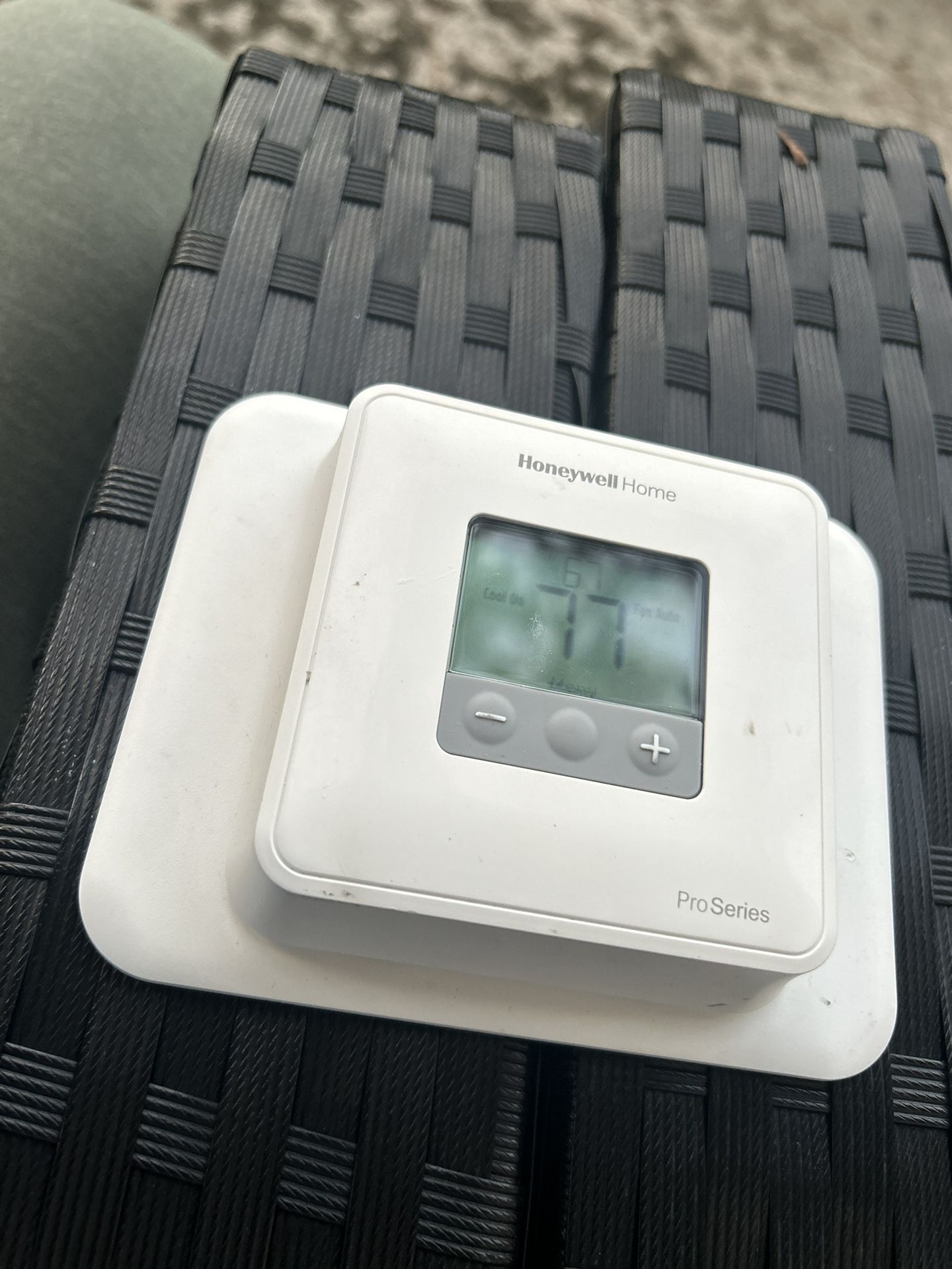 Honeywell TH1110D2009 T1 Pro Non Programmable Thermostat 1H/1C Heat