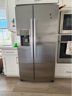 2025 GE Profile PZS22MYKFHFS 21.9 cu ft Side-by-Side Like New
