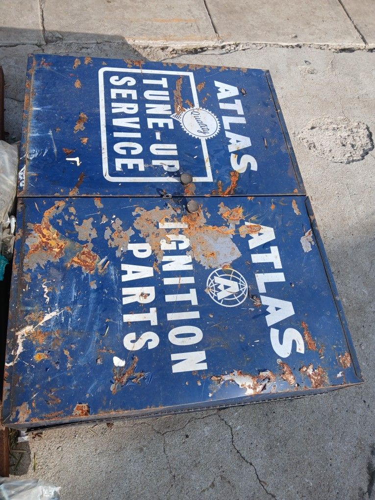 VINTAGE BEAT UP ATLAS CABINET!!50$