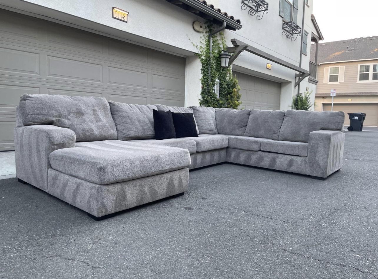 Huge Light Grey Sectional Couch Sofa From Ashley Furniture In Excellent Condition - FREE DELIVERY 🚛