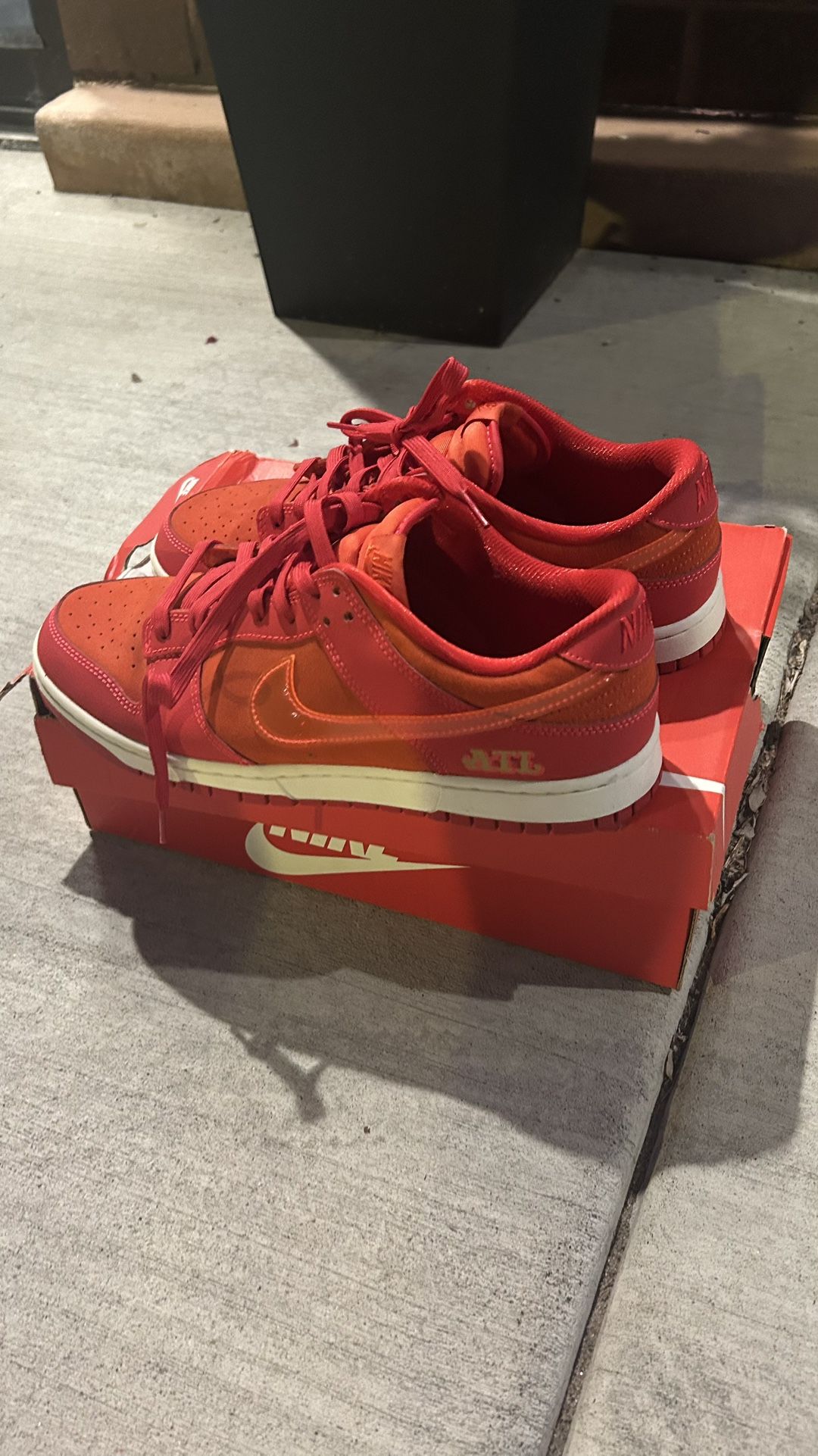 Atlanta Dunks. SIZE 11!!
