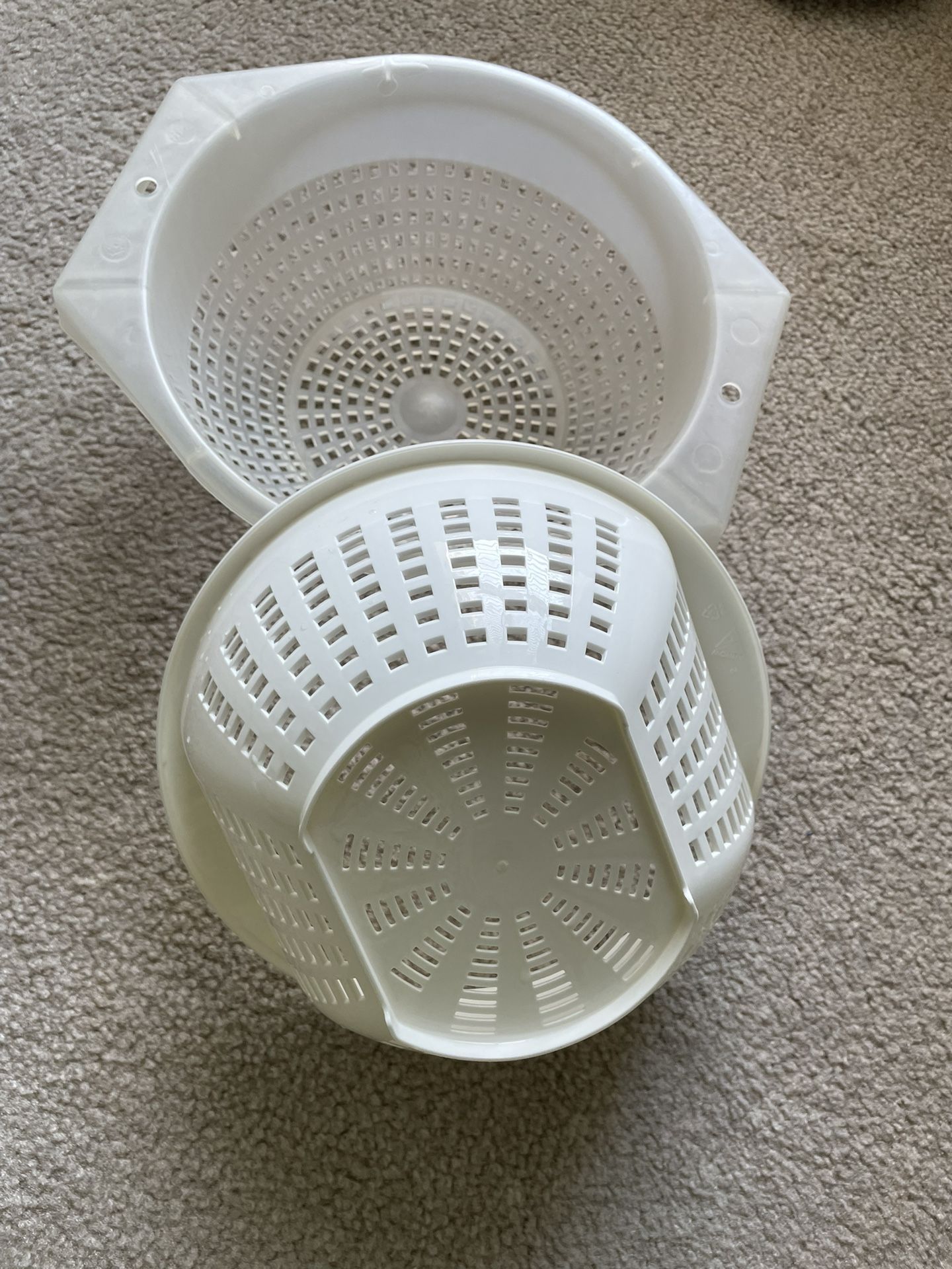 Like NEW! 2 Colanders / Strainers - white plastic - High Quality - Strong