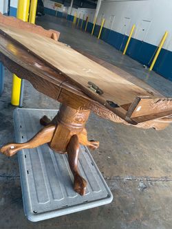Free Round Table with leaf