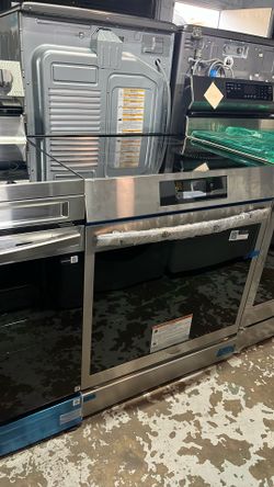 Frigidaire Gallery 30 Inch Wide Slide In Induction Range with Air Sous Vide and Steam Bake Single Oven In Stainless Steel.