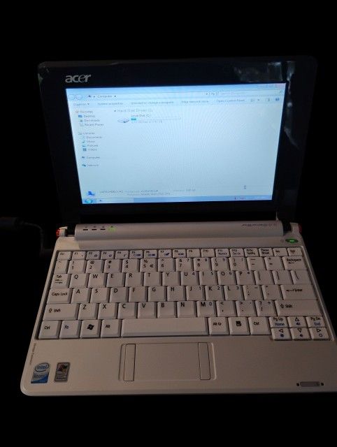 Acer Aspire One netbook (Glossy White)