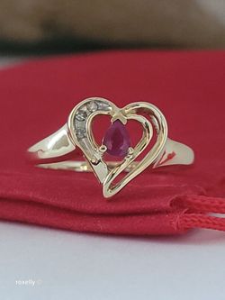 10K Yellow Gold Heart-Shaped Ruby and Diamonds Ring Size 7, Solid Gold/ Anillo de Oro con 1 Rubí y Diamantes! 👌🎁Post Tags: 10k 14k