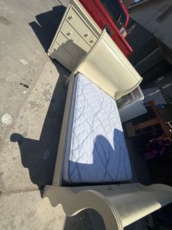 Cama con colchón bases y gavetero colchón limpio sin manchas