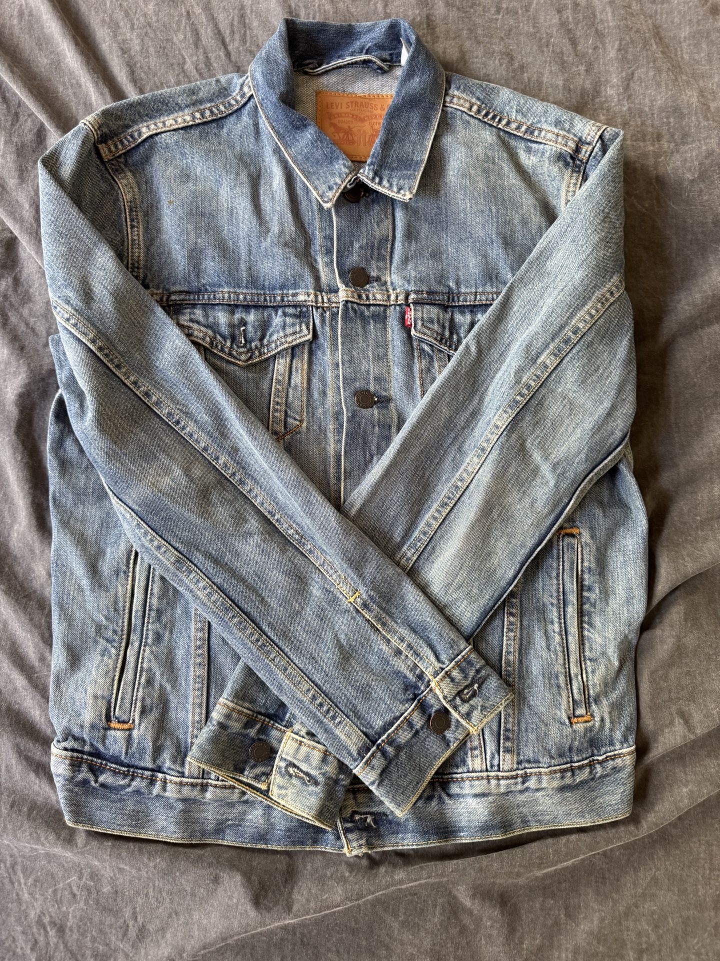 Levi's denim jacket sz medium #denimjacket